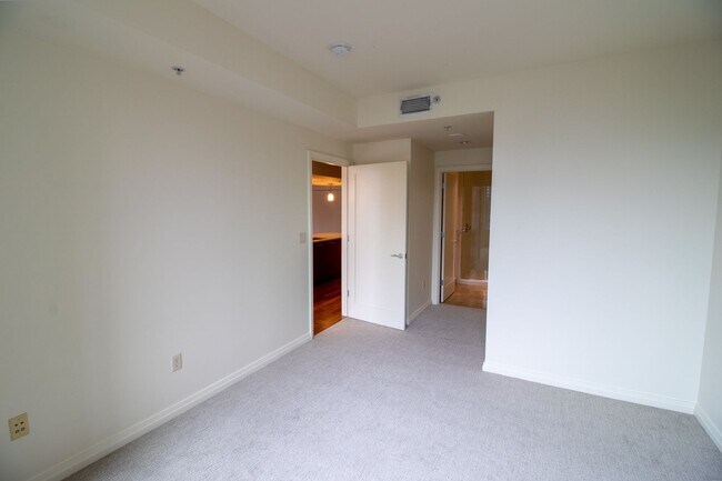 Building Photo - 1bd/1.5ba Bellevue Condo