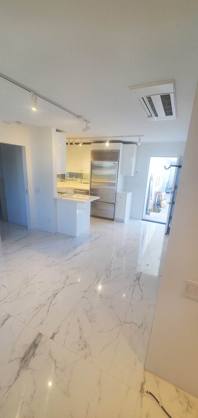 Building Photo - 705 E Balboa Blvd