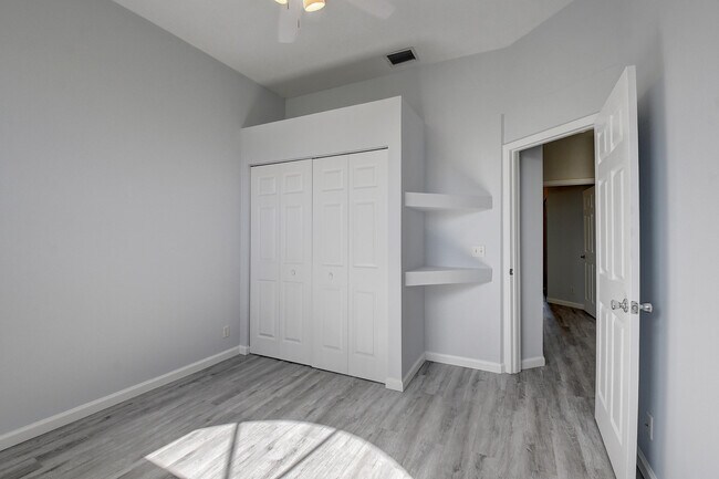 Building Photo - 10201 Lexington Lakes Blvd N