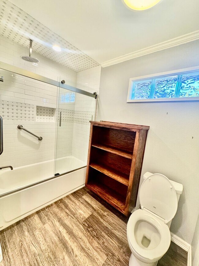 Building Photo - Elegant Estate in the Country Club Setting-Mother in law suite