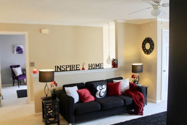 Building Photo - 2BD/ 2BA Condo with New Carpet & Community Pool!