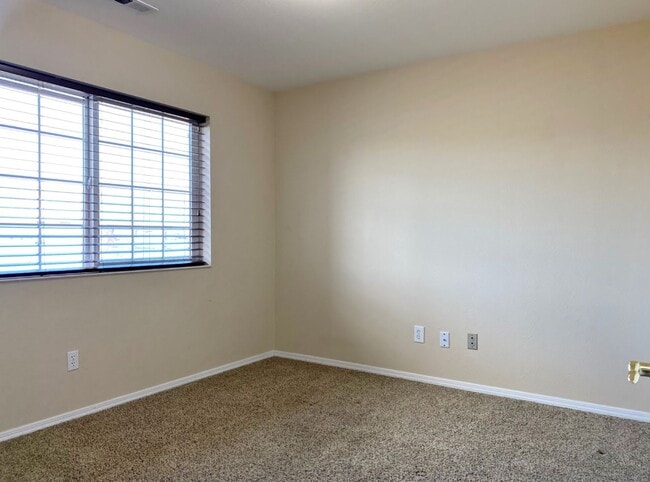 Building Photo - Rare Columbia Riverfront Townhome