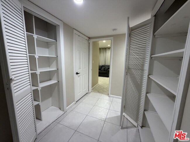 Building Photo - 10609 Reseda Blvd