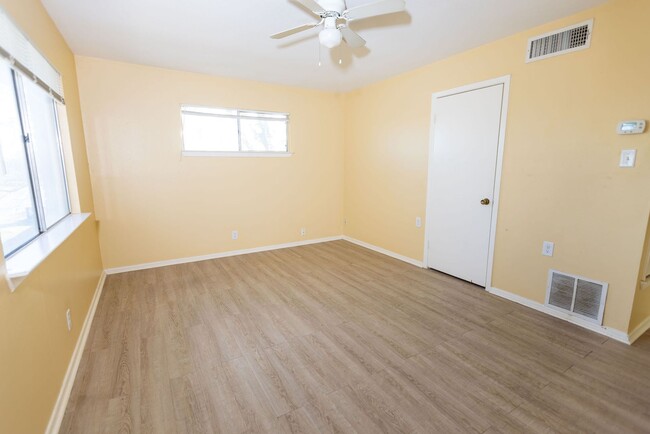 Building Photo - 611B