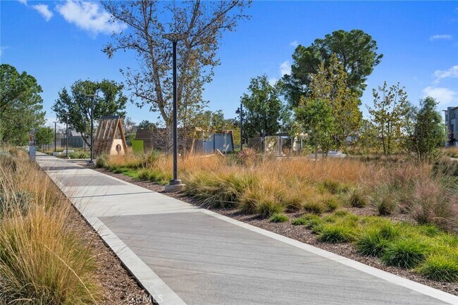 Building Photo - 124 Sculpture