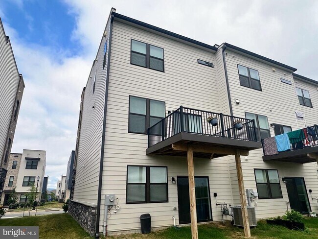 Building Photo - 470 Tiller St