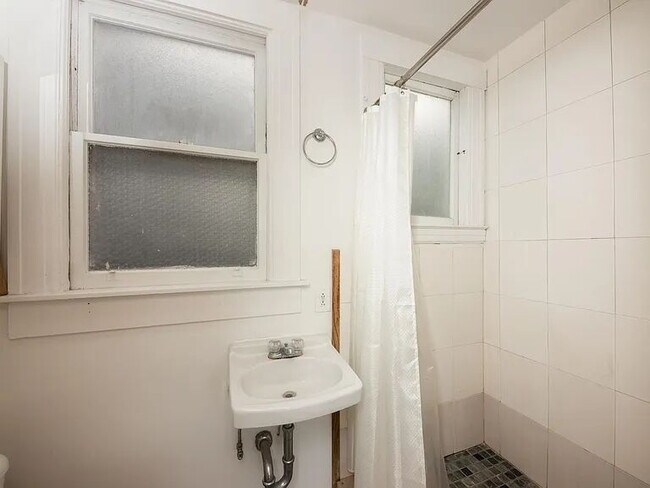 Building Photo - "Experience Vibrant San Francisco Living in This Spacious 4-Bedroom, 2-Bath Gem on Jones Street!"
