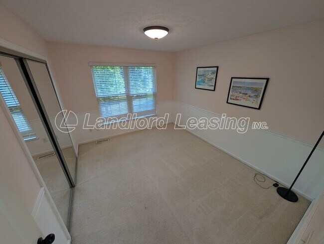 Building Photo - 33317 Fairport Dr