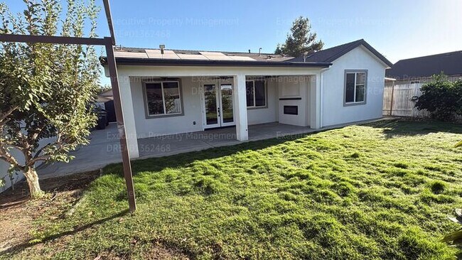 Building Photo - 3 bedroom 2 bathroom home located in a cul- de- sac in a Southwest Bakersfield neighborhood