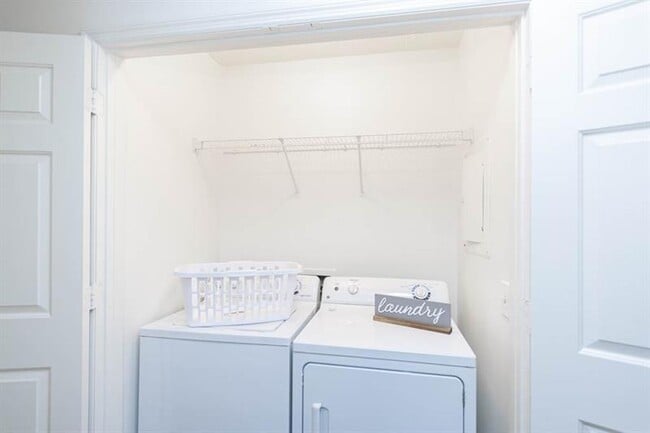 Building Photo - 3200 Lee Dr