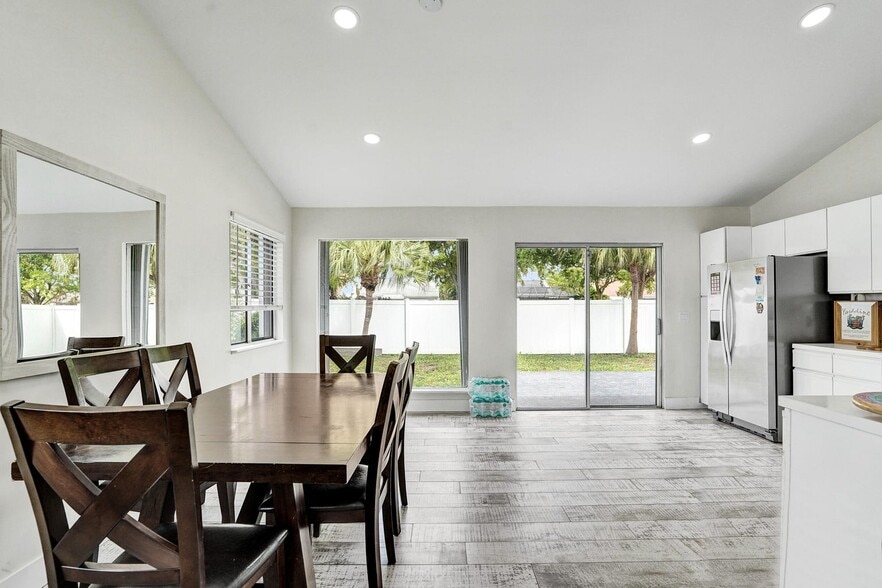 Building Photo - 8467 Dynasty Dr