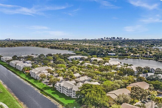 Building Photo - 2881 N Oakland Forest Dr