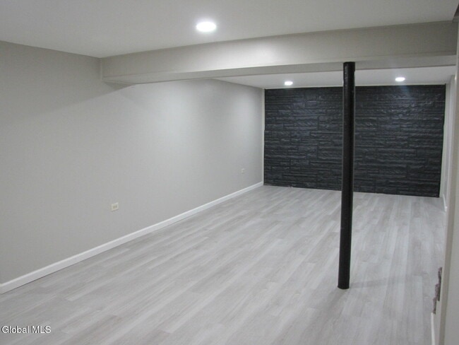 Building Photo - 10 Flicker Dr