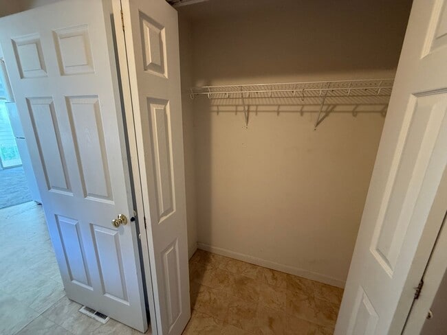 Building Photo - 2 Bed/2 Bath Apartment Located Near OSU/COCC Campus - Attached Garage