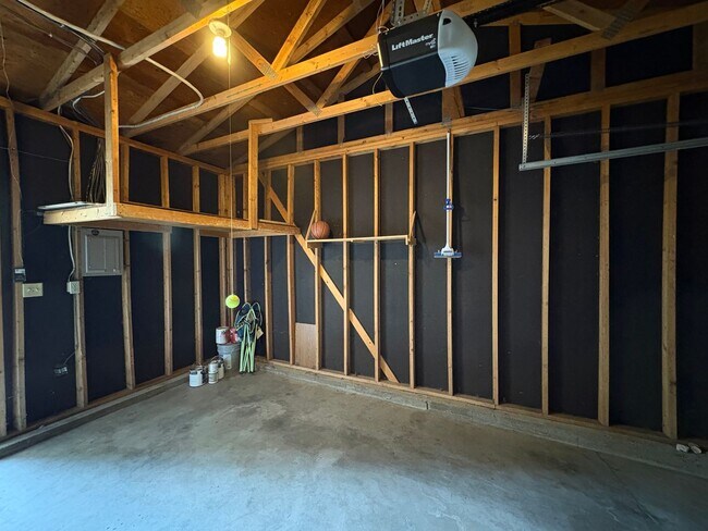 Building Photo - Updated **2 Bedroom | 1.5 Bath | 1-Car Garage Townhome**