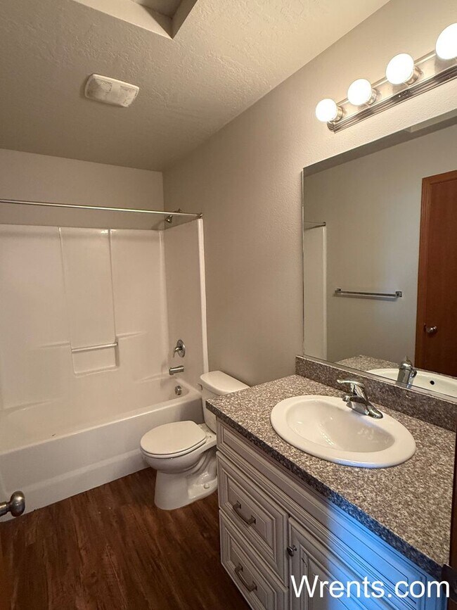 Building Photo - Newly Renovated 3 bed 2.5 bath in Spokane ...