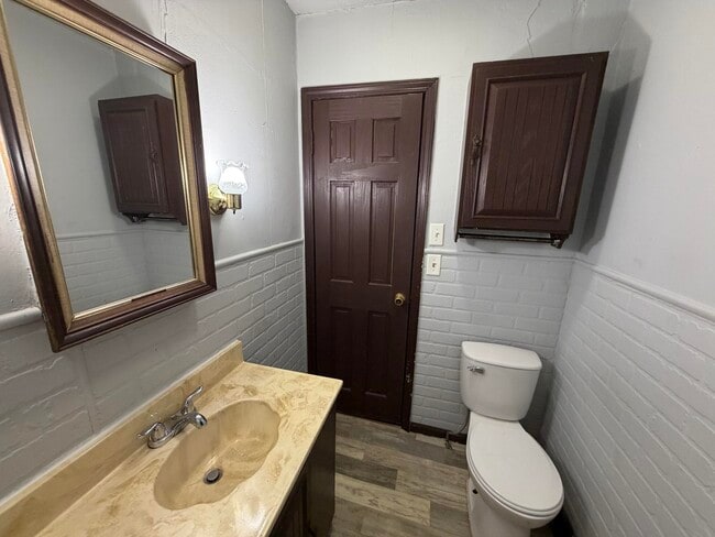 Building Photo - 602 English-W