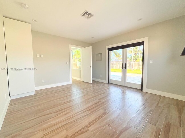 Building Photo - 401 S Highland Dr