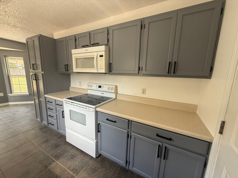 Building Photo - 329 Strawbridge Dr