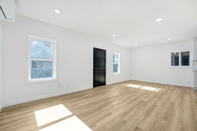 Building Photo - Newly Remodeled 1 Bedroom / 1 Bath Bungalow-style in the Heart of Hollywood!