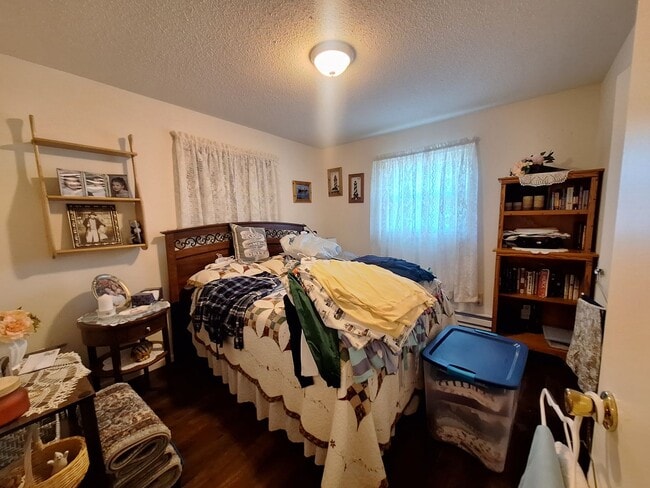 Building Photo - LARGE 3 Bedroom Apartment - AVAILABLE SEPTEMBER
