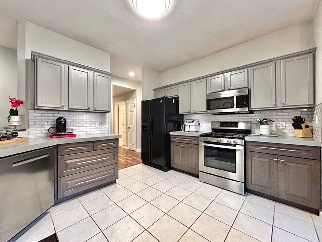 Building Photo - Cozy 3 Bed / 2 Bath Single-Story Home with Garage & Fenced Yard