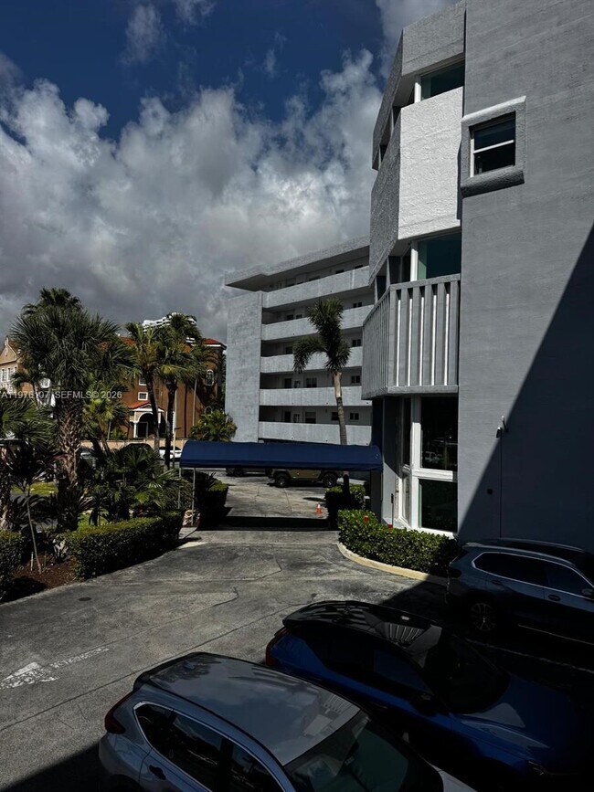 Building Photo - 4000 NE 170th St