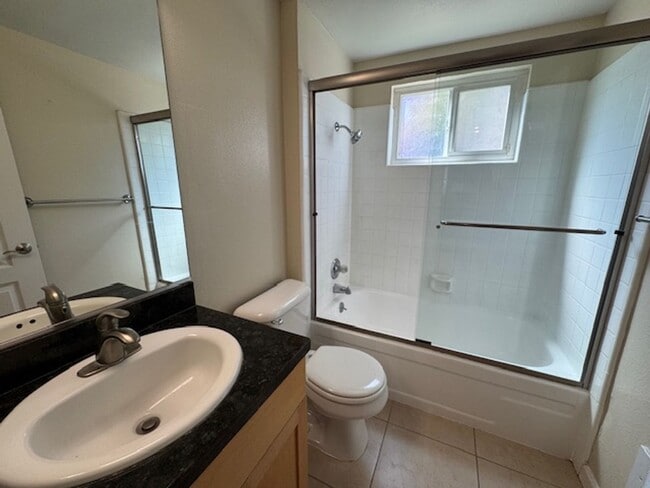 Building Photo - Wonderful 2 bedroom/2 bath lower level con...