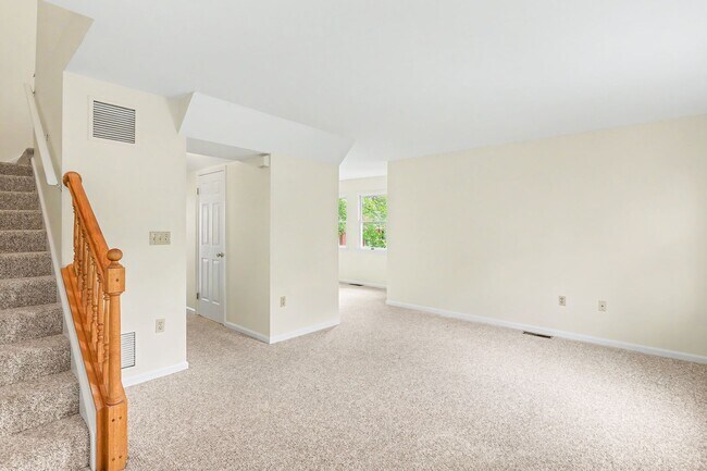 Building Photo - Two bedroom, one and a half bathroom end townhome in Harrisburg