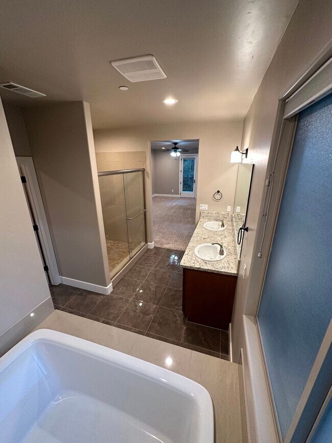 Building Photo - 4 Bedroom 2.5 Bath Foresthill rental oppor...