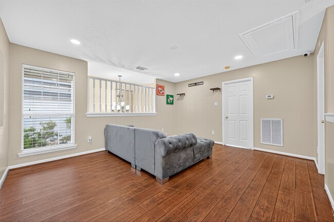 Building Photo - 647 Hollandbridge Ln