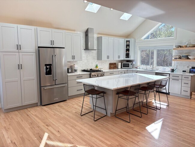 Building Photo - Stunning 4 bed 3.5 Bath Home in Wonderland Hills Walking Distance to Wonderland Lake. Rent Furnis...