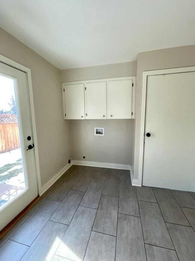 Building Photo - Wonderful Single Level Updated home with A/C!