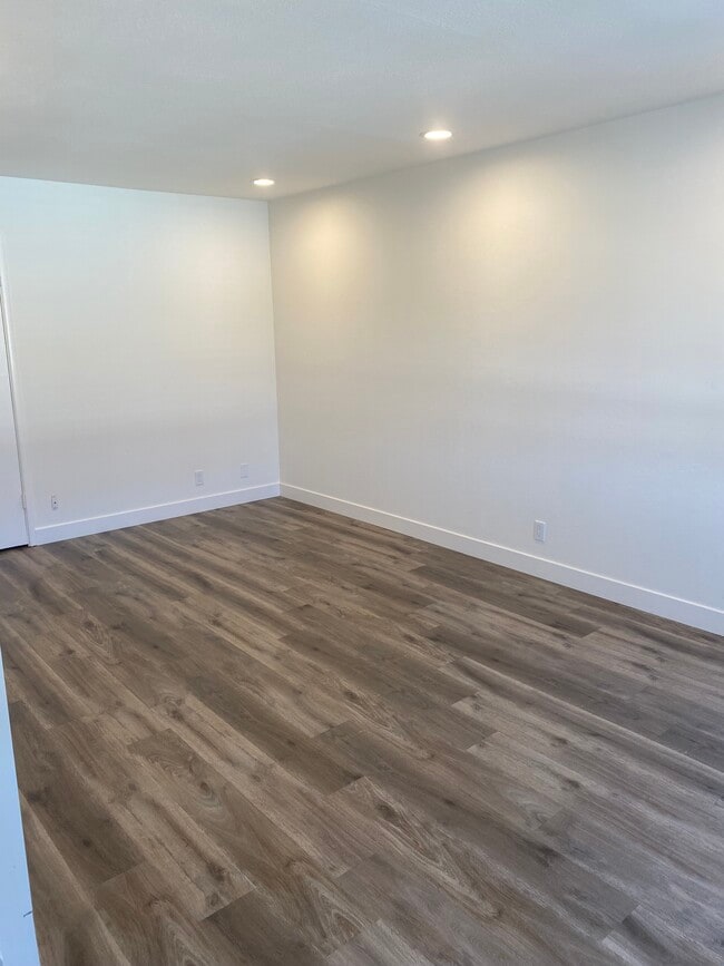 Room #3 #1 - 990 Helen Ave