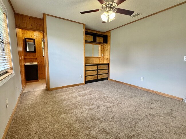Building Photo - AVAILABLE AUGUST 2025 [PET FRIENDLY]
