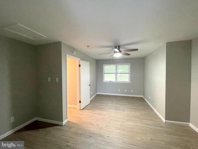 Building Photo - 10960 Earnshaw Ln