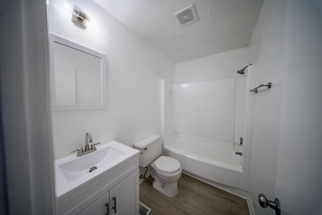 Building Photo - 209 Johnson St