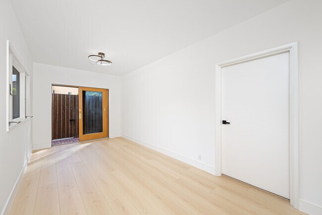 Building Photo - 518 Euclid St