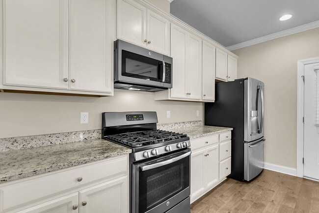 Building Photo - Stunning 3-Bed / 2.5-Bath Home in Park Cir...