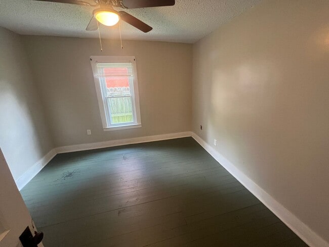 Building Photo - Home for rent in Elizabethtown! Less than ...