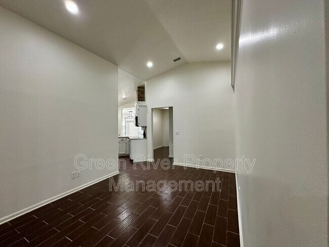 Building Photo - 3288 Deerfield Pointe Dr