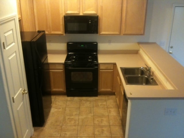 Building Photo - GREAT TOWNHOME LOCATED IN GATED COMMUNITY!!