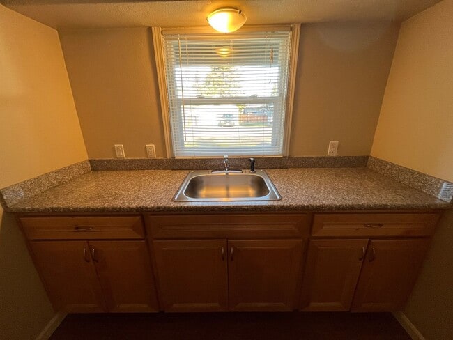 Building Photo - Updated and Bright 3 Bedroom 2 Bath Home in NE Portland (PDX/Columbia River)