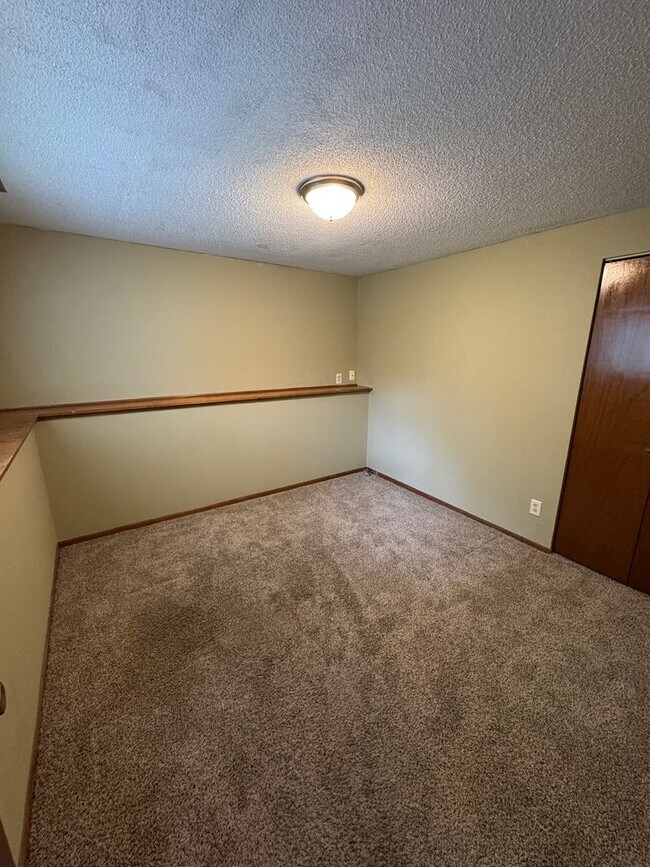 Building Photo - 2 Bed 1.5 Bath, Yard and shed, 2 Off stree...