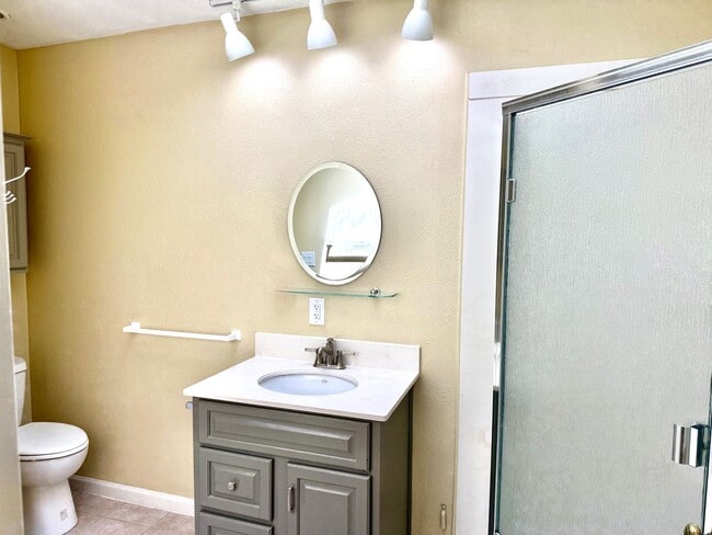 Building Photo - Charming 2 bed, 1 bath Edmonds Apartment H...