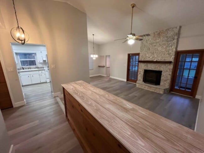 Building Photo - Gorgeous Lakefront 3 Bedroom, 2 Bathroom H...
