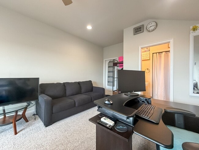 Building Photo - Modern-Luxury 5/4 in Oakmont