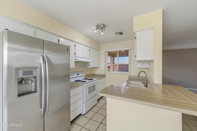 Building Photo - 501 W Yukon Dr