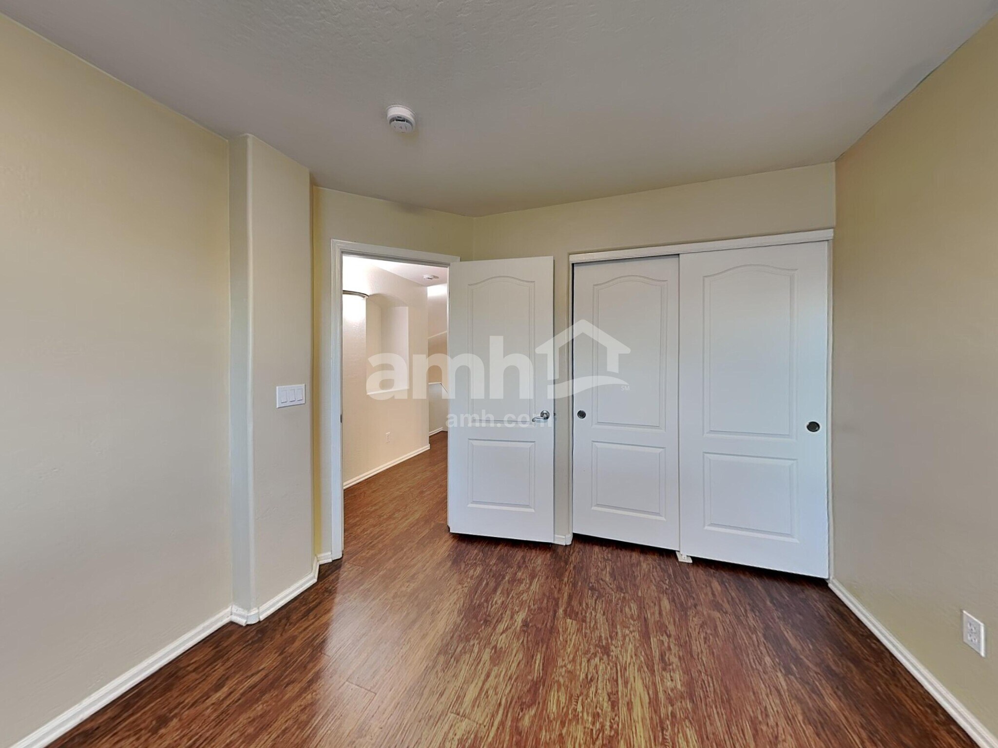 Building Photo - 433 E Penny Ln