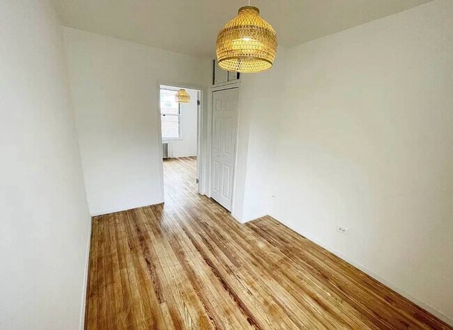 Building Photo - 72-43 60th Ln